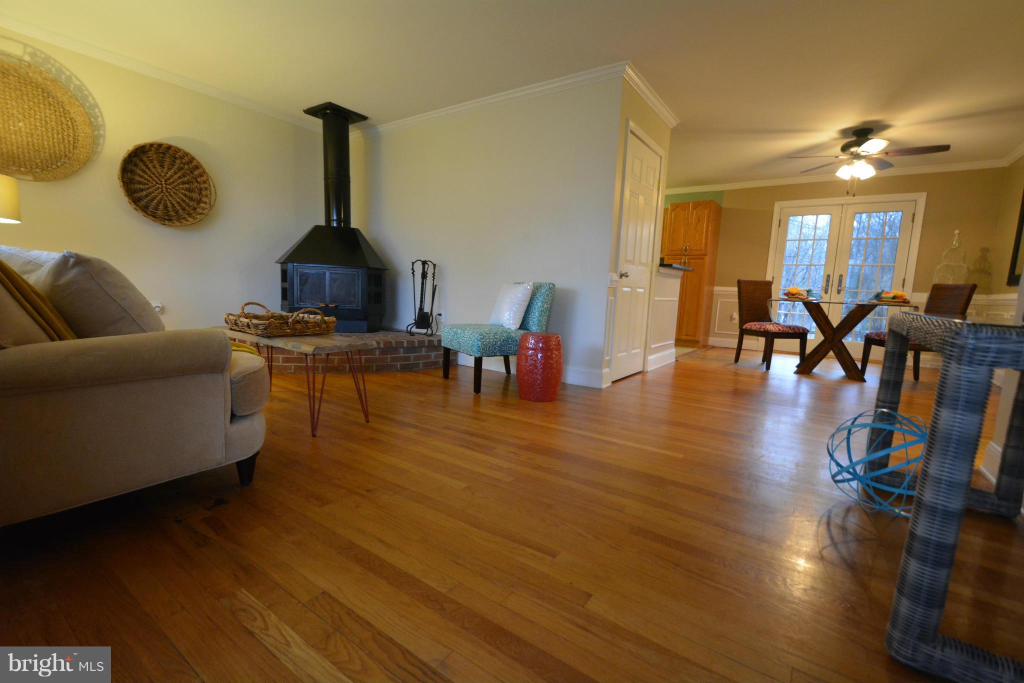 211 Magothy Beach Road Pasadena, MD 21122 - Photo 5 of 30 Living Room