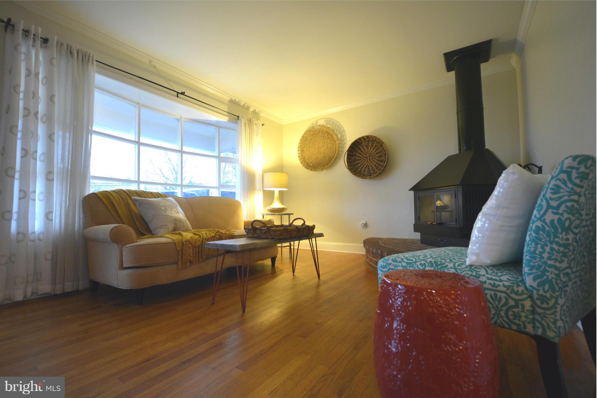 211 Magothy Beach Road Pasadena, MD 21122 - Photo 6 of 30 Living Room