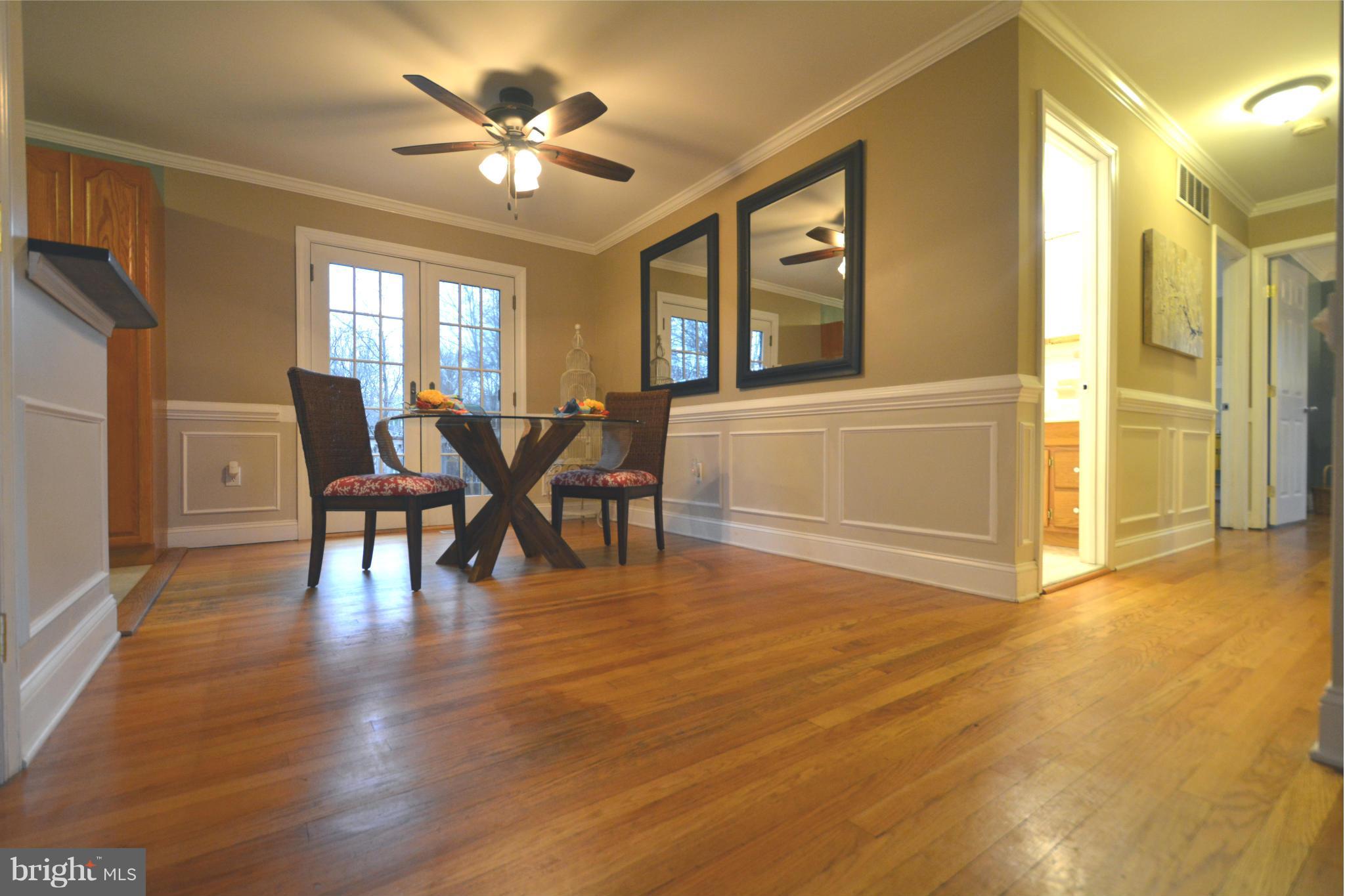 211 Magothy Beach Road Pasadena, MD 21122 - Photo 9 of 30 Living Room