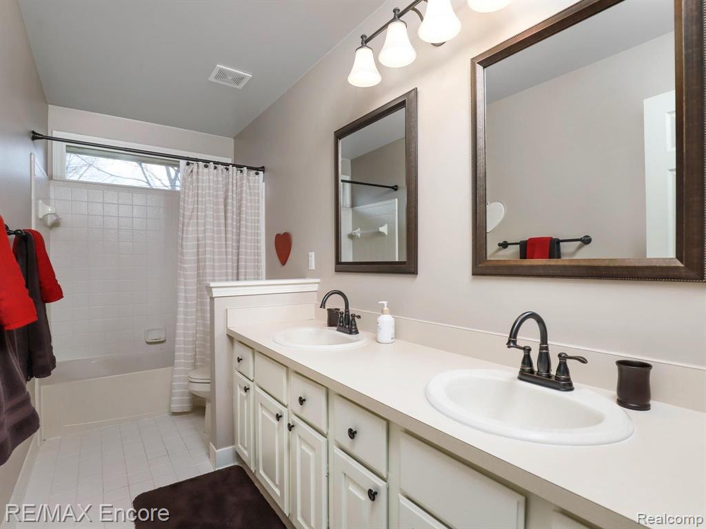 4779 Oakhurst Ridge Road Clarkston, MI 48348 - Photo 28 of 36