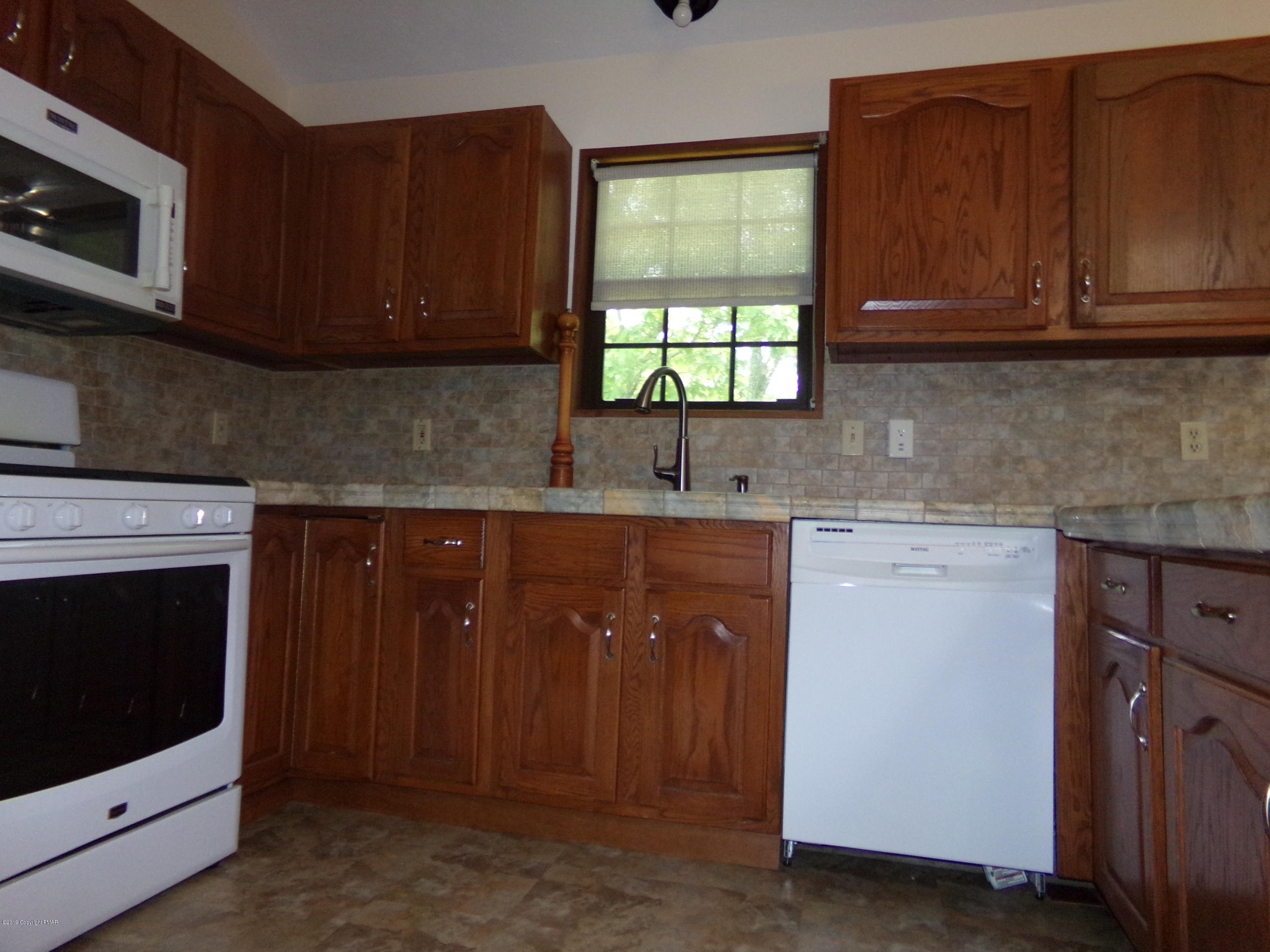3140 Spring Court Bushkill, PA 18324 - Photo 5 of 43 100_1637