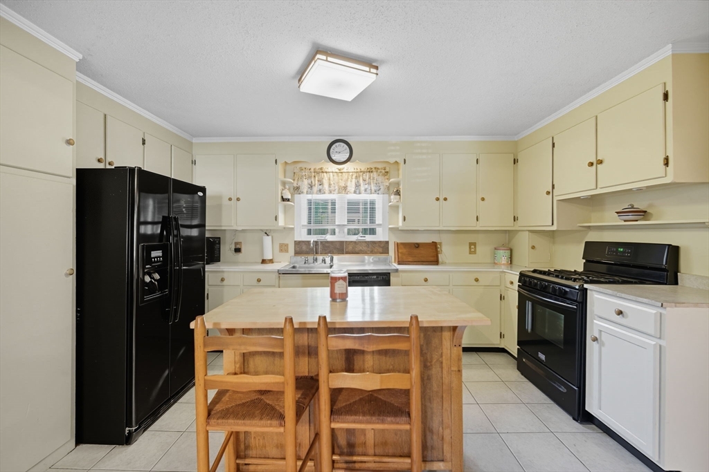 135 Dayton Street Springfield, MA 01118 - Photo 3 of 22 Gallery Image 3