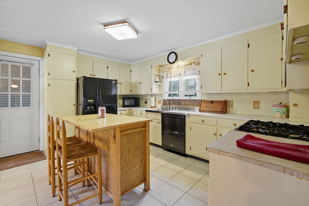135 Dayton Street Springfield, MA 01118 - Photo 4 of 22 Gallery Image 4