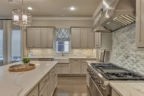 a large kitchen with kitchen island a large island in it