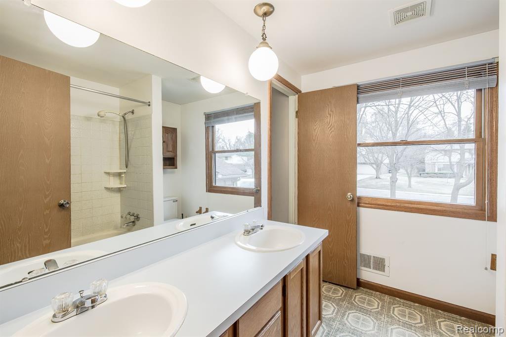 5126 Old Cove Road Clarkston, MI 48346 - Photo 33 of 46 Gallery Image 33