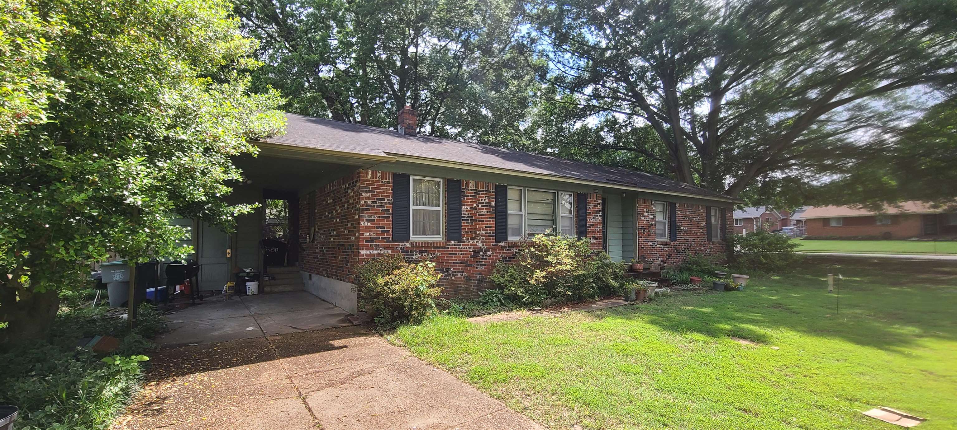 5569 Milam Road Memphis, TN 38120 - Photo 5 of 37 a front view of a house with garden