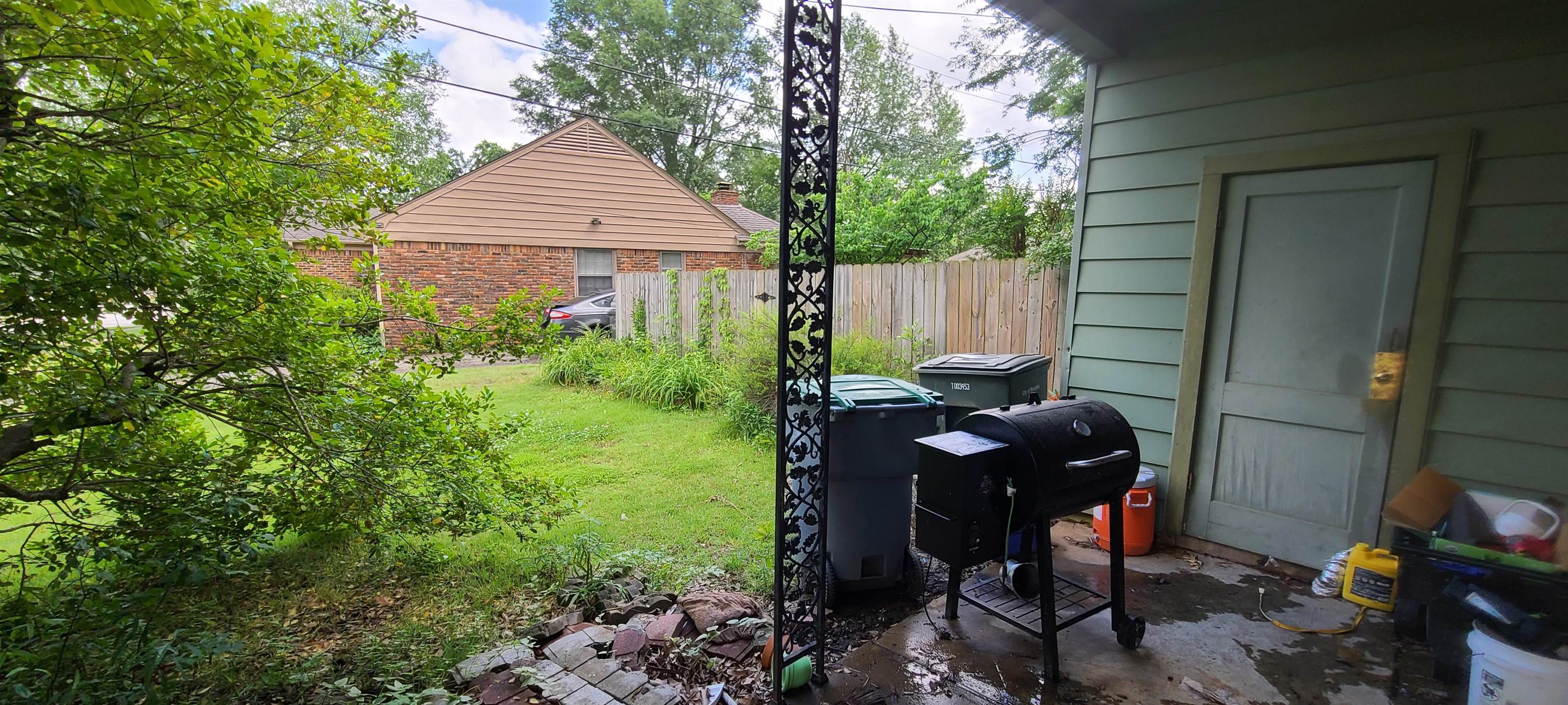 5569 Milam Road Memphis, TN 38120 - Photo 9 of 37 a table and chairs in a garden