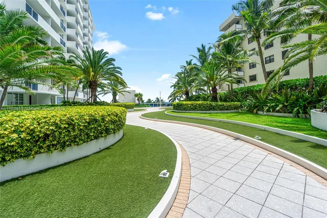 $869,000 | 100 Lincoln Road, Unit 1635, Miami Beach, FL 33139