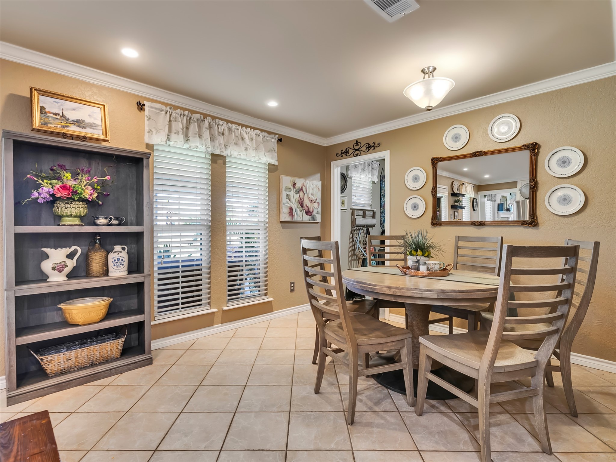 7202 Wetzel Road Dickinson, TX 77539 - Photo 17 of 46 A sunny breakfast area provides the ideal spot for casual meals while keeping everyone connected throughout the heart of the home.
