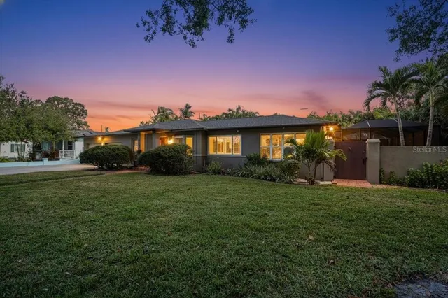 a view of a house with a yard