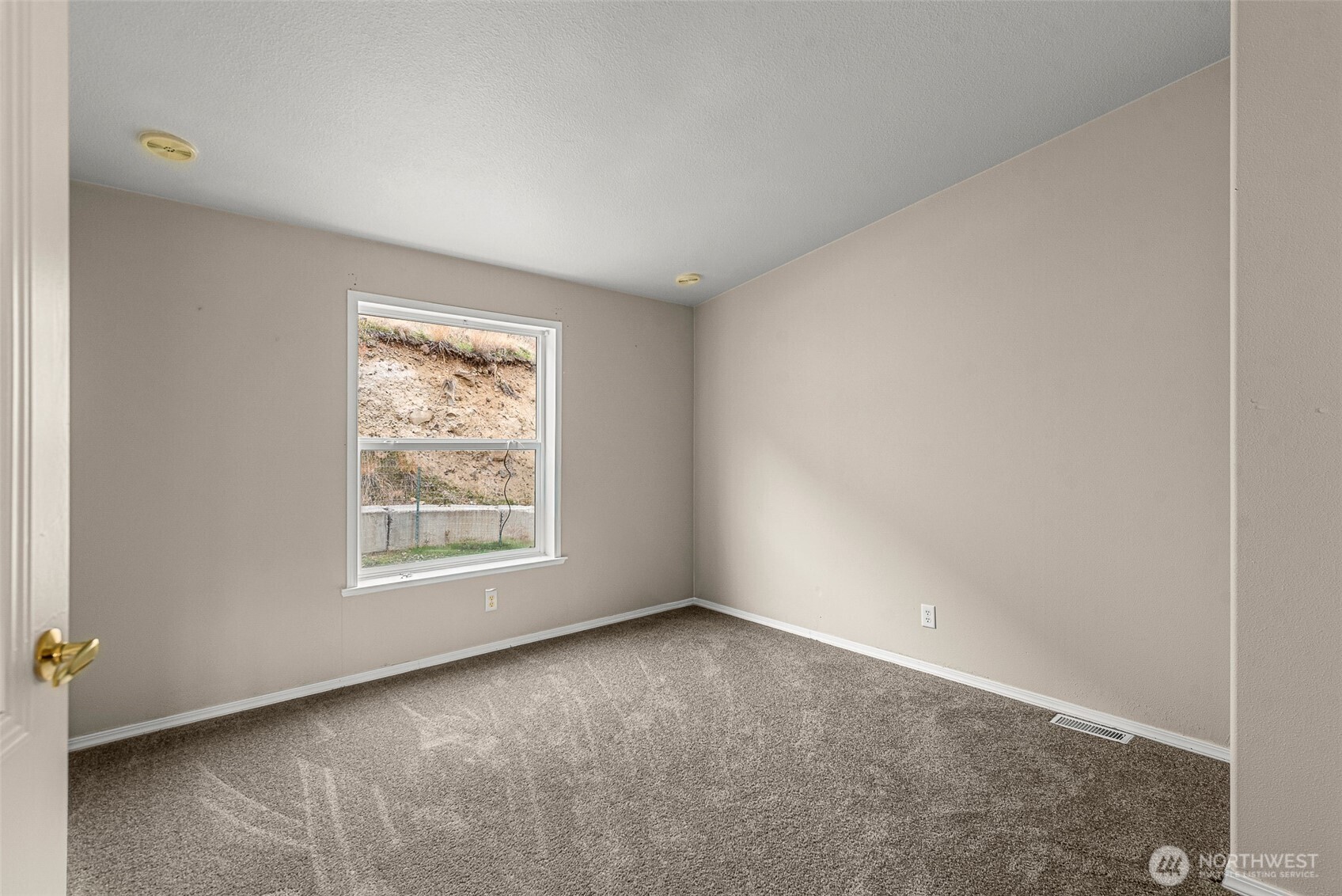 3570 Pinnacle Place Wenatchee, WA 98801 - Photo 19 of 35 an empty room with a window