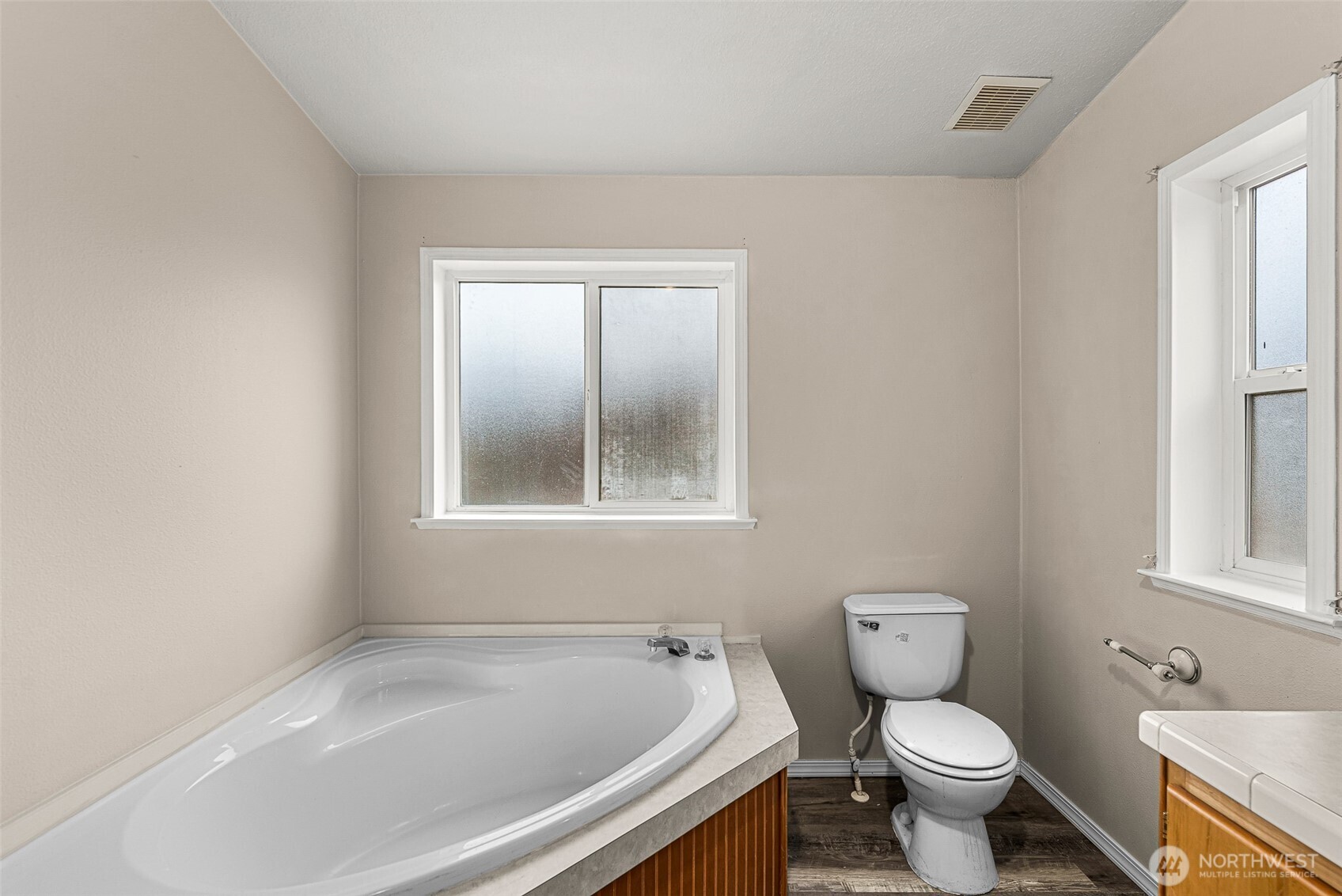 3570 Pinnacle Place Wenatchee, WA 98801 - Photo 22 of 35 a bathroom with a sink toilet and bathtub