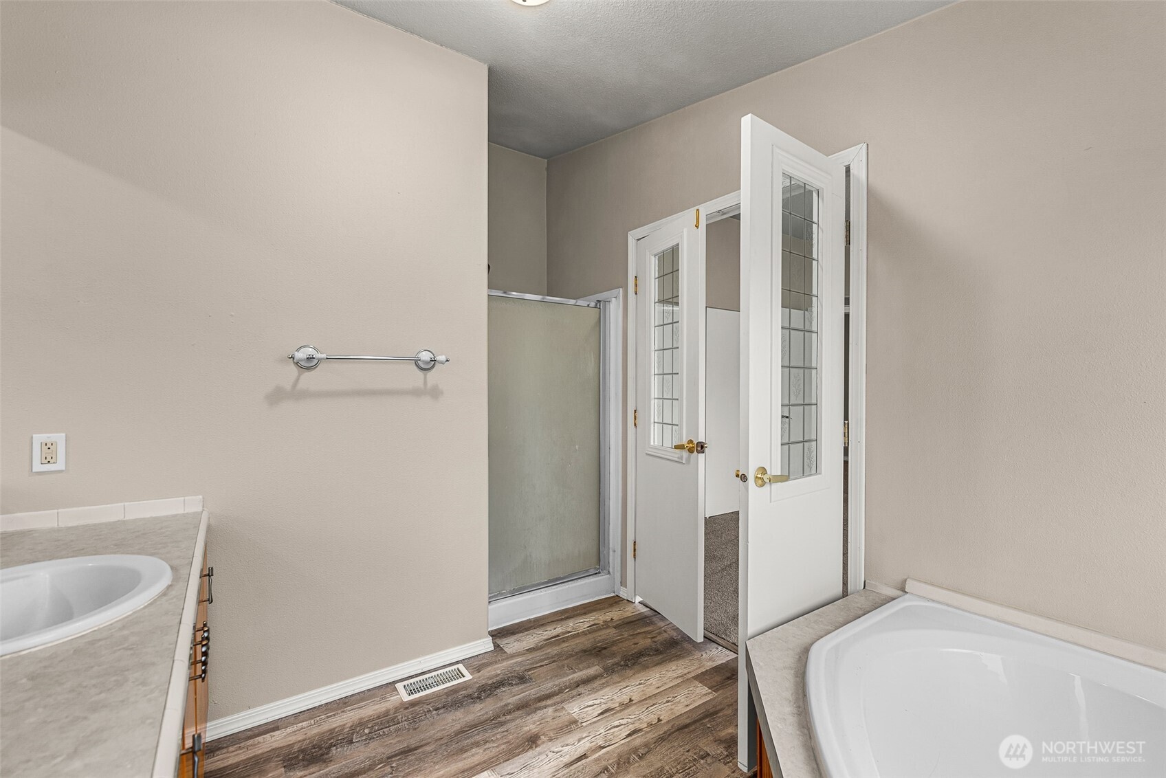 3570 Pinnacle Place Wenatchee, WA 98801 - Photo 23 of 35 a spacious bathroom with a bathtub and shower