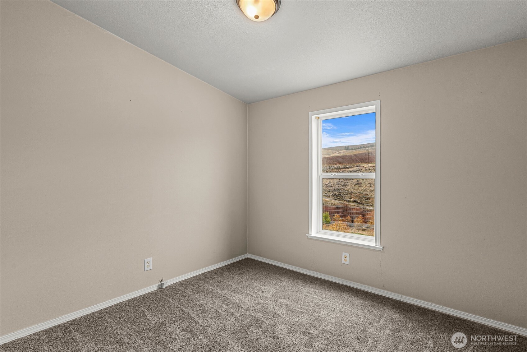 3570 Pinnacle Place Wenatchee, WA 98801 - Photo 25 of 35 an empty room with windows