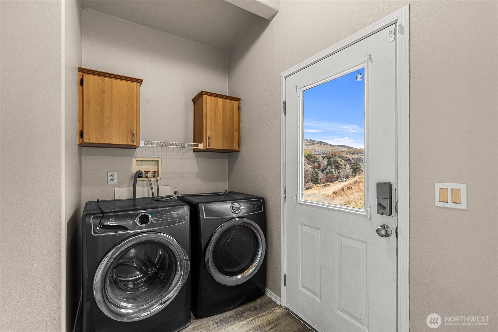 3570 Pinnacle Place Wenatchee, WA 98801 - Photo 28 of 35 a view of a kitchen with washer and dryer