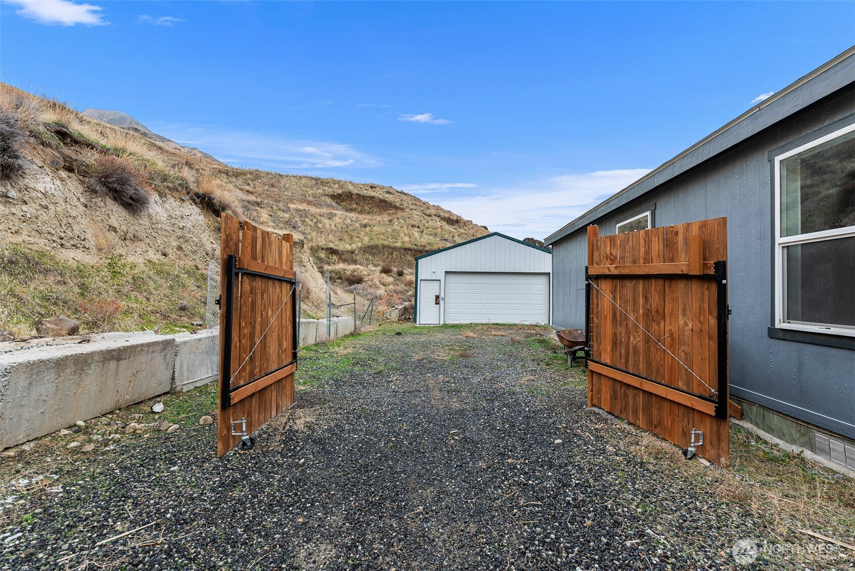 3570 Pinnacle Place Wenatchee, WA 98801 - Photo 4 of 35 a backyard of a house