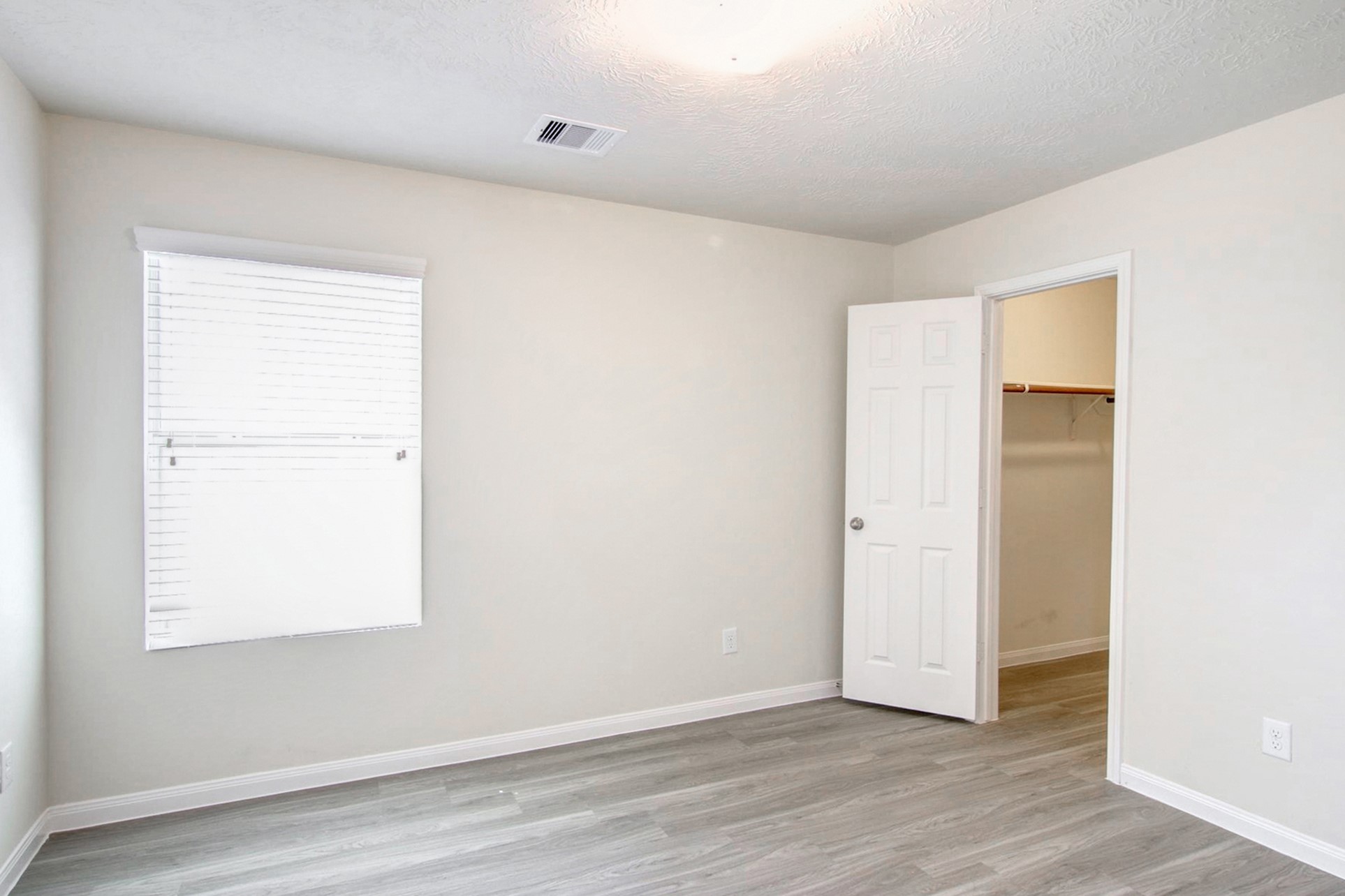 12703 Rio Nueces Lane Rosharon, TX 77583 - Photo 13 of 14 Photos may be representative of the floor plan and not the exact home. Finishes, layout, and features of the actual property for lease may vary.