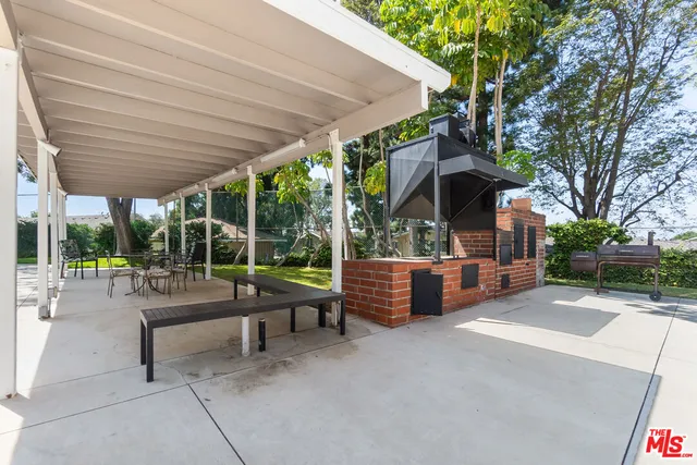 a view of a house with backyard and porch