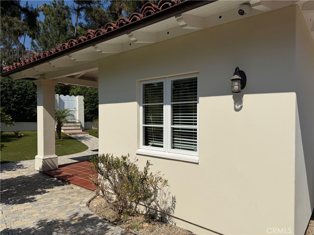 305 West Kenneth Road Glendale, CA 91202 - Photo 2 of 14