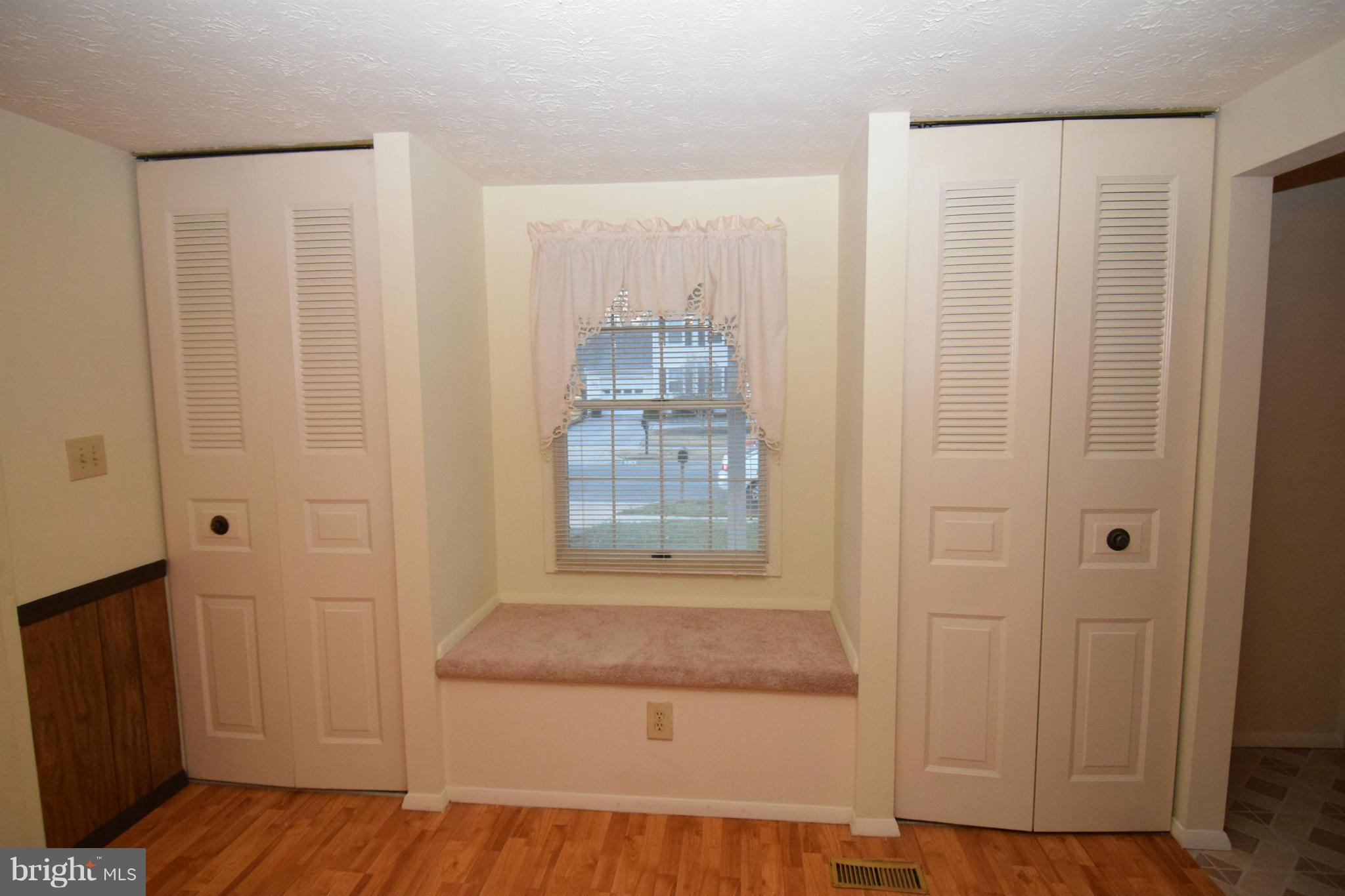 9115 Briarchip Street Laurel, MD 20708 - Photo 8 of 30 Family Room Sitting bench