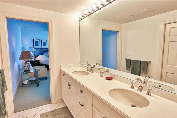 a en suite bathroom with a sink and a mirror