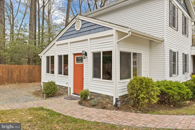a view of a house with backyard