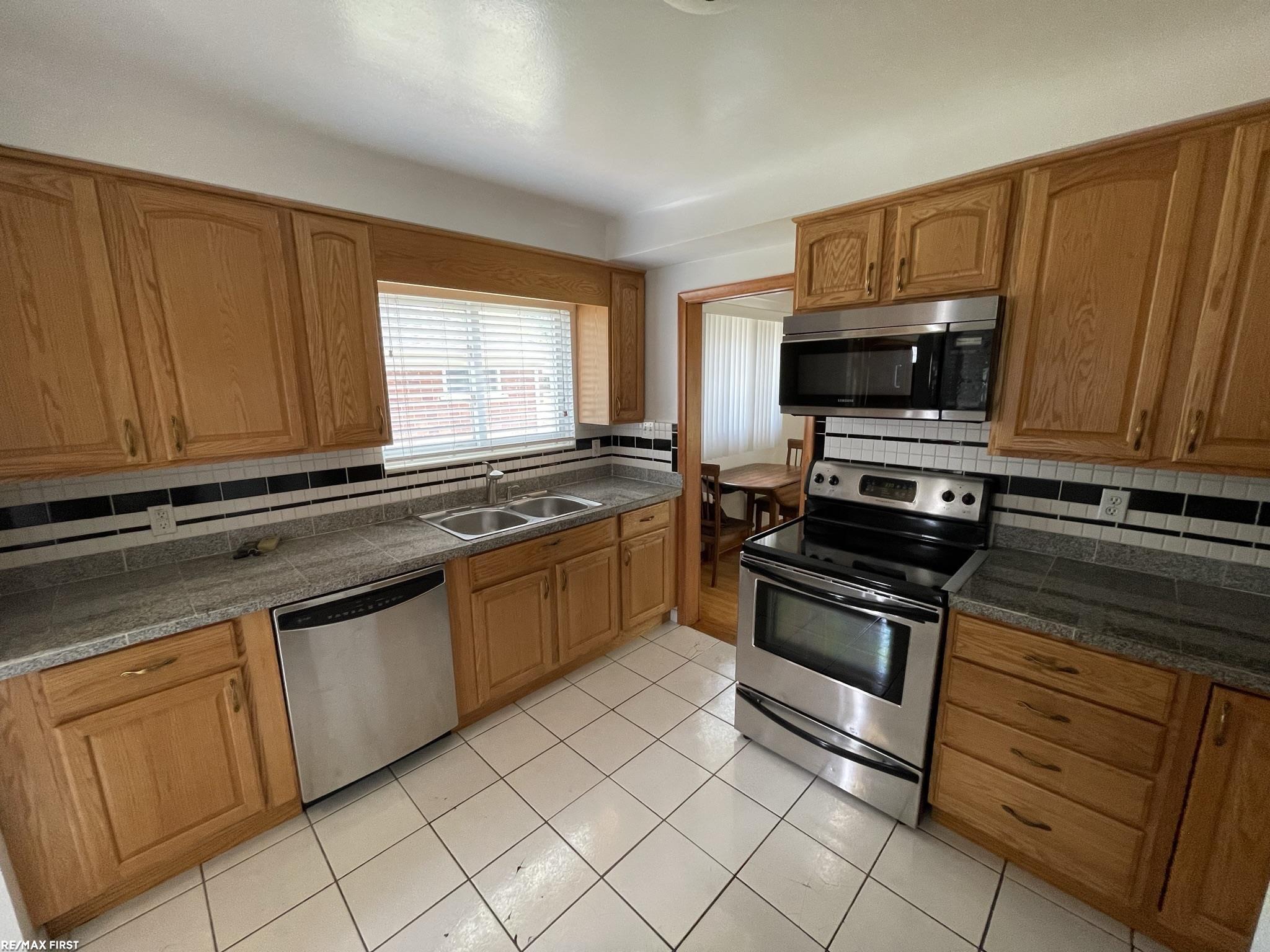 900 Crest Mtclemenscity Macomb Mi 48043 Mount Clemens, MI 48043 - Photo 9 of 17 50118201-8.JPG