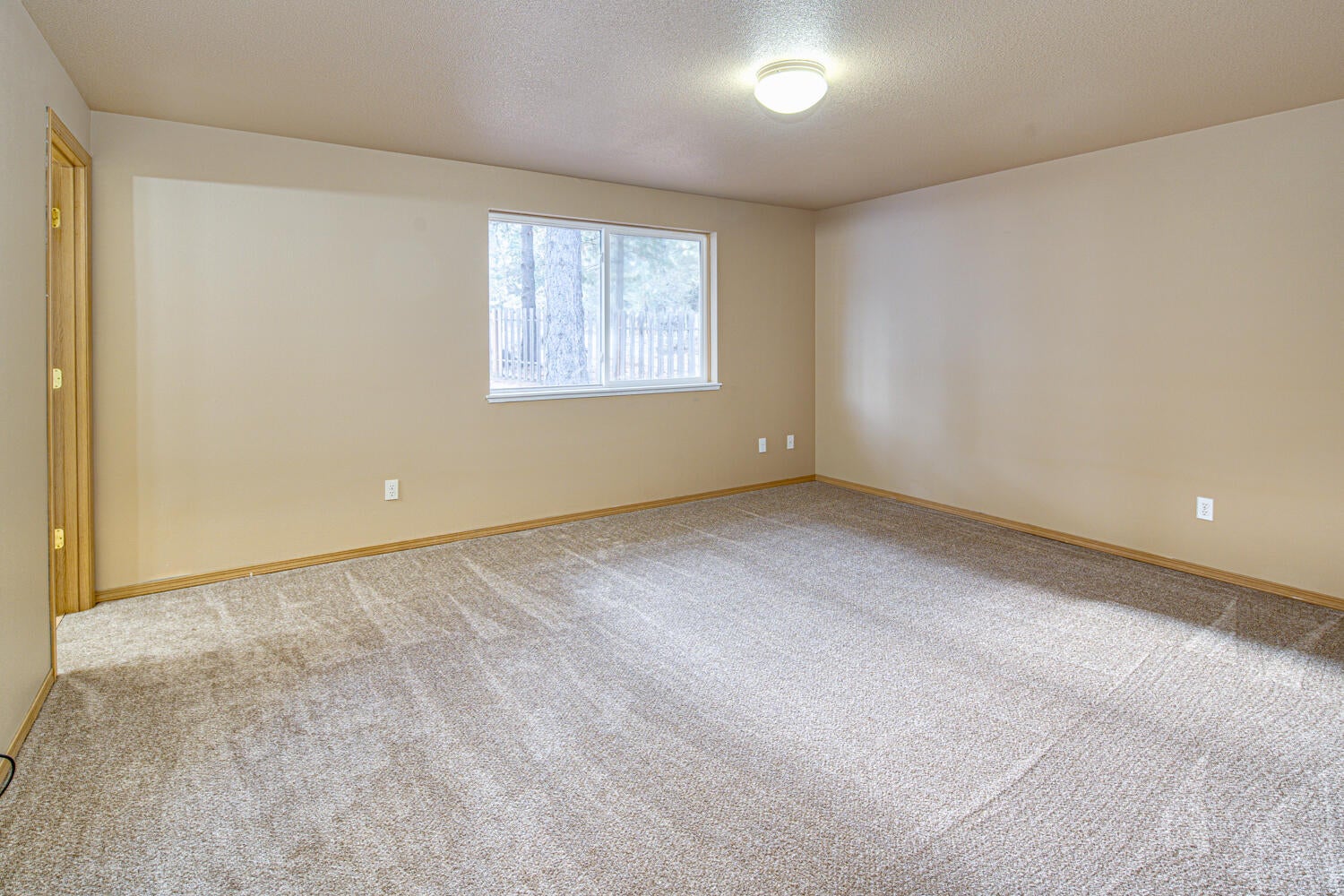19291 Indian Summer Road Bend, OR 97702 - Photo 26 of 41 Spacious Primary Bedroom
