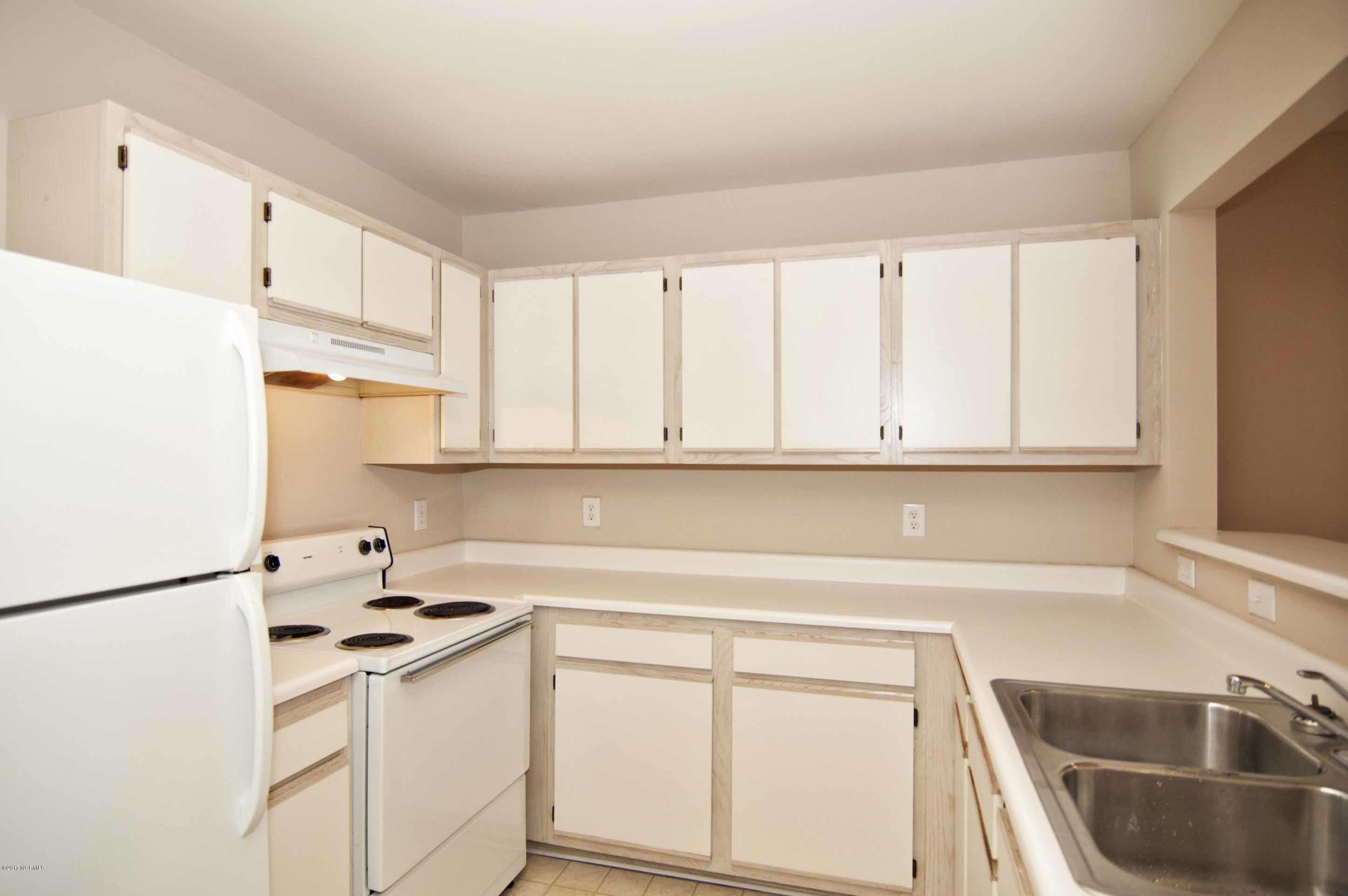 4804 South College Road, Unit 25 Wilmington, NC 28412 - Photo 5 of 12 Kitchen