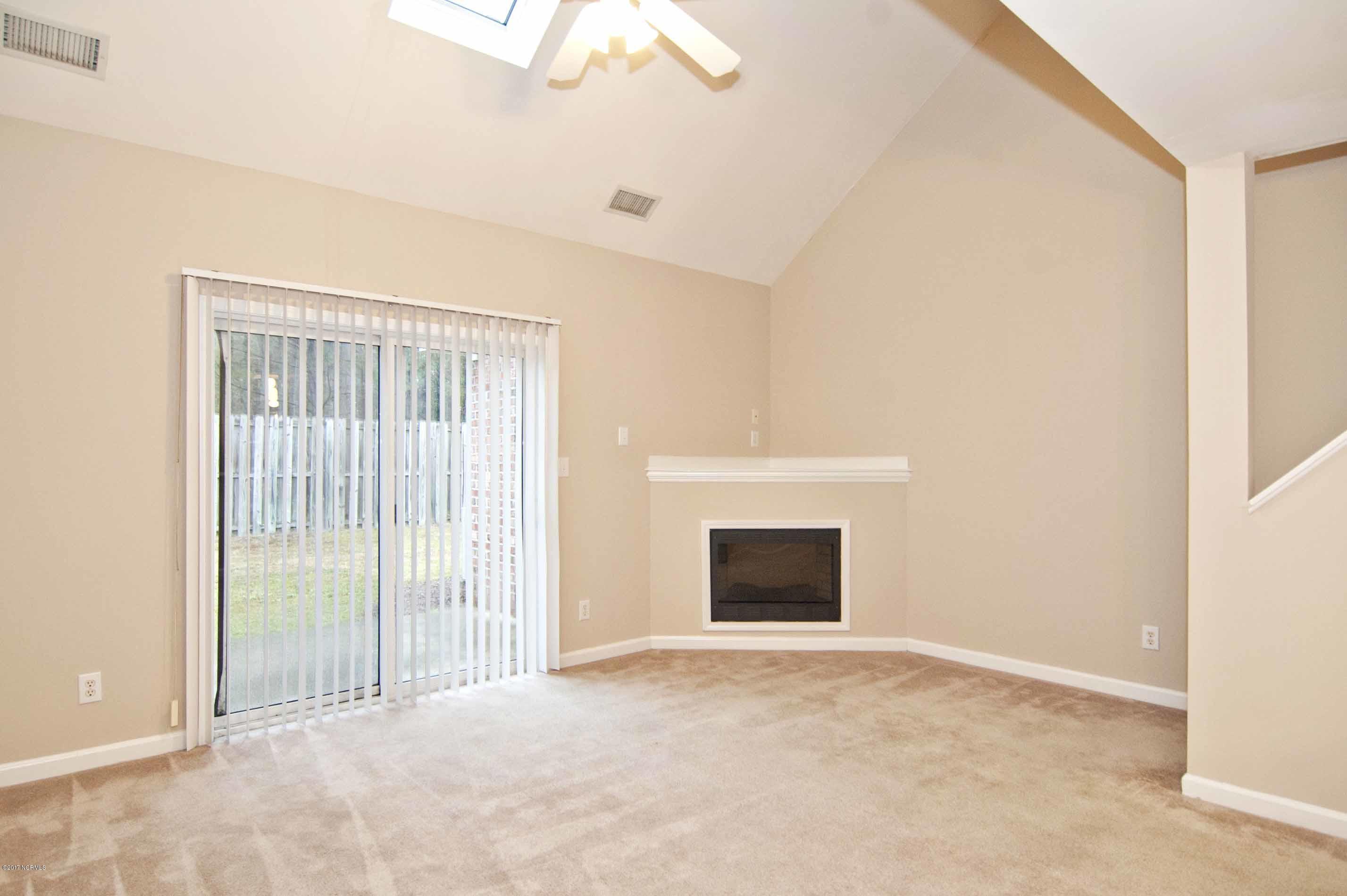 4804 South College Road, Unit 25 Wilmington, NC 28412 - Photo 6 of 12 Living Room 1
