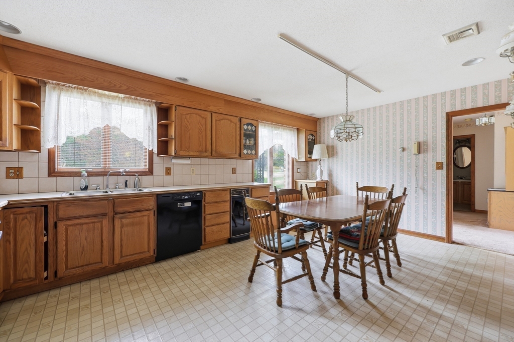 53 Hampden Road East Longmeadow, MA 01028 - Photo 5 of 32