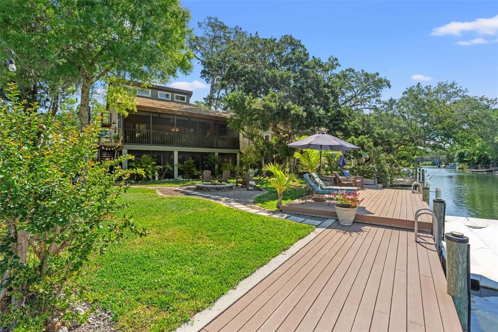 Beautiful Home right on the Clear Waters of the Weeki Wachee River