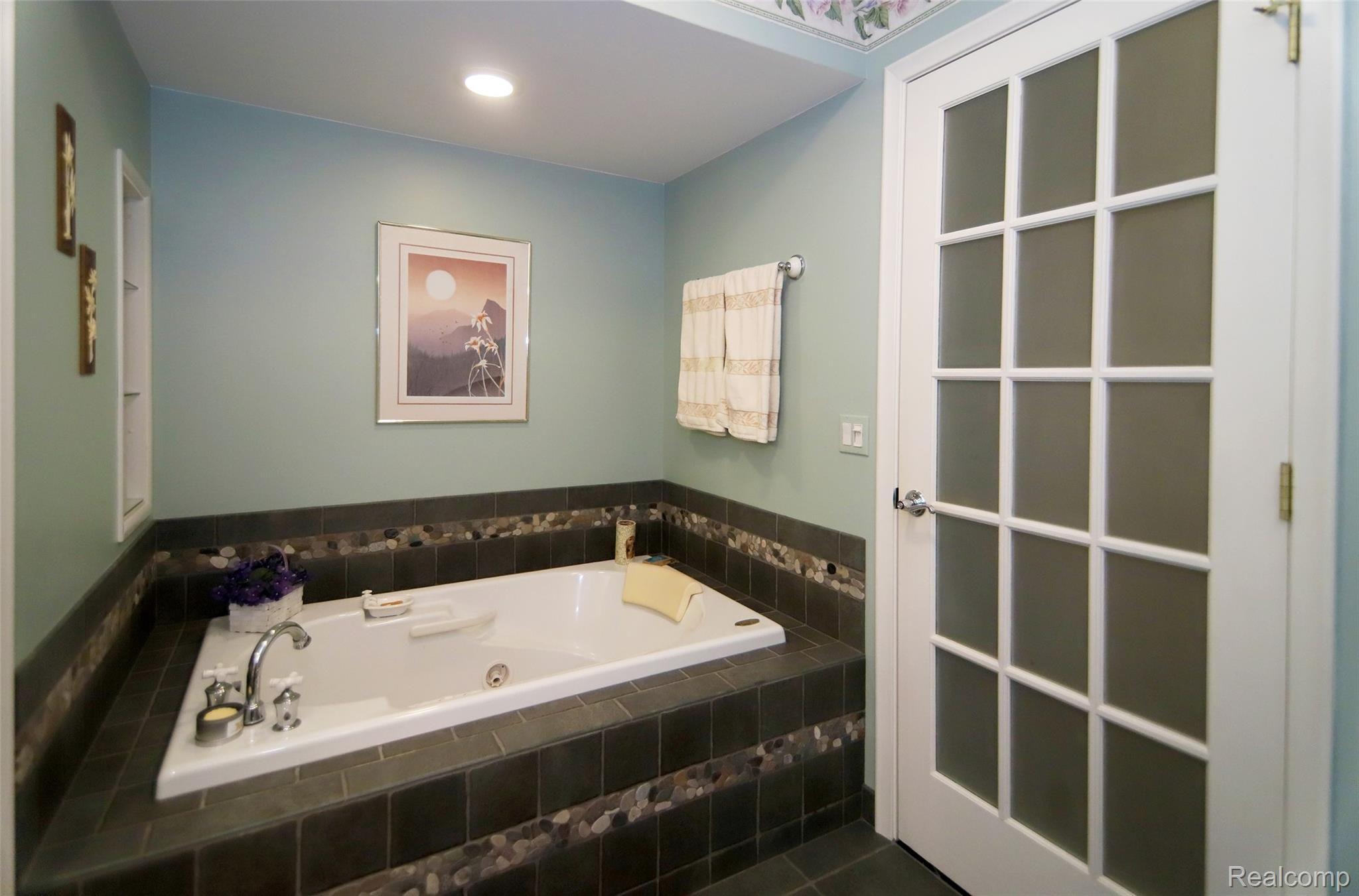 675 South Fieldstone Drive Rochester, MI 48309 - Photo 30 of 71 29_Master Bath.jpg