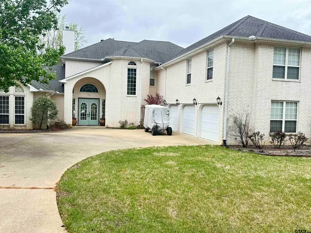a view of a house with backyard and porch