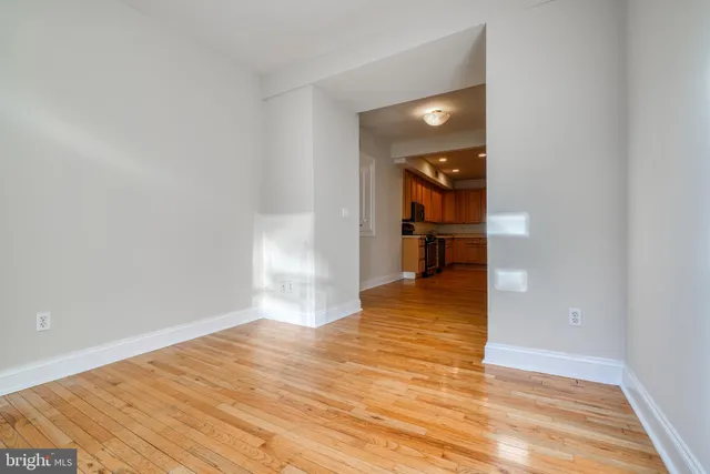 a view of empty room with window