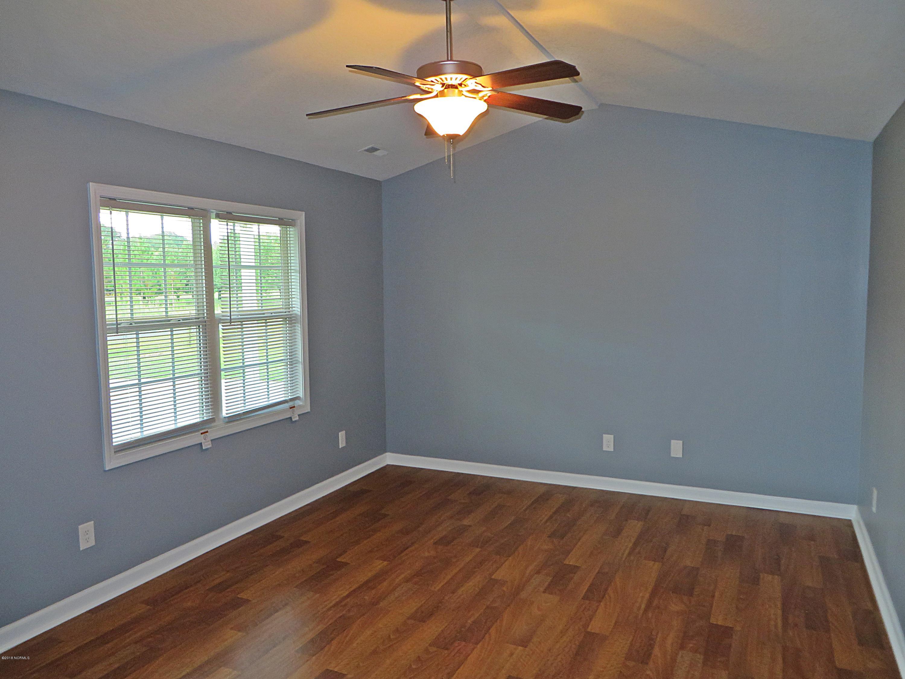 711 Batchelor Road Richlands, NC 28574 - Photo 4 of 23 Cathedral Ceiling in Living Room