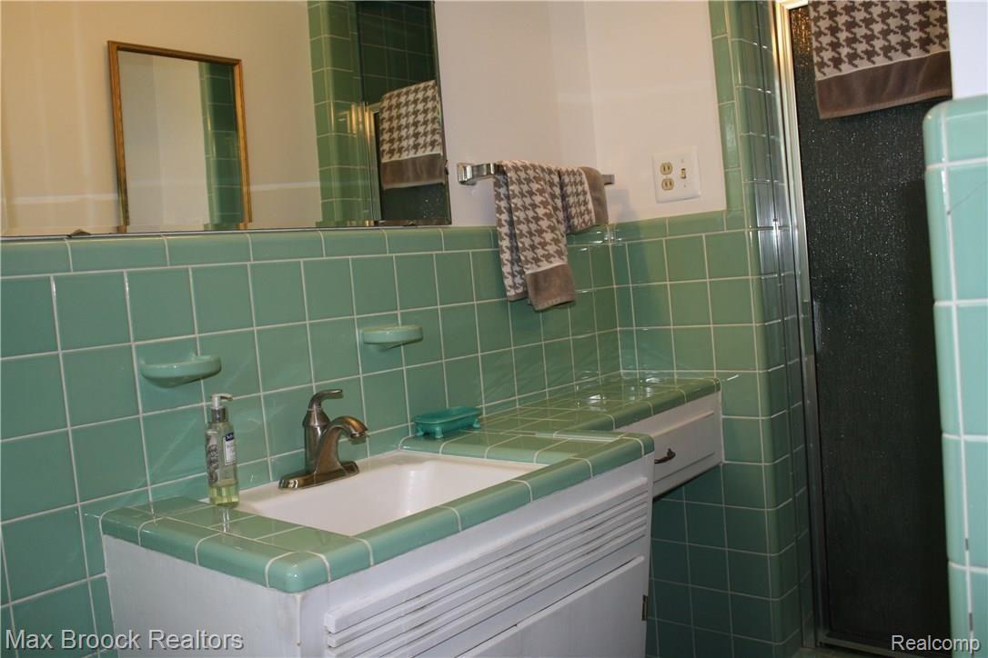 28299 New Castle Road Farmington, MI 48331 - Photo 25 of 40 IMG_0069.JPG