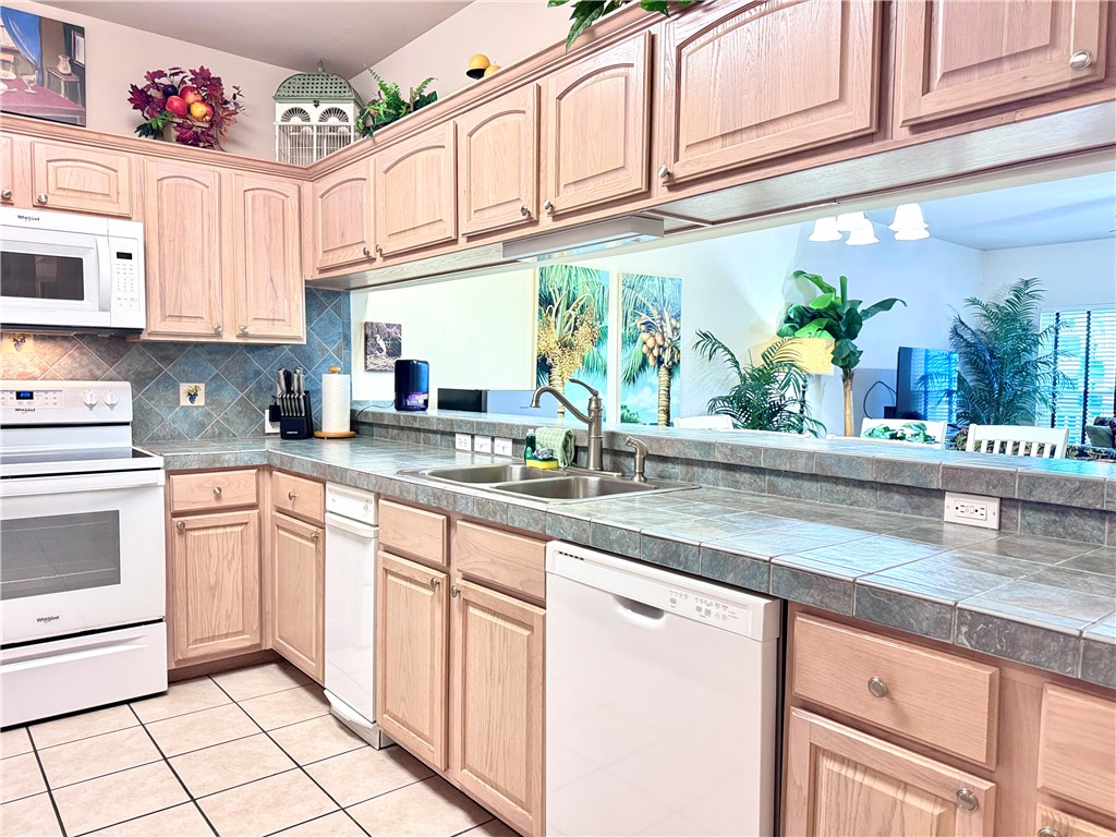 14427 Compass Street, Unit B11 Corpus Christi, TX 78418 - Photo 7 of 32