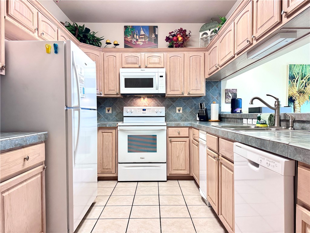 14427 Compass Street, Unit B11 Corpus Christi, TX 78418 - Photo 8 of 32