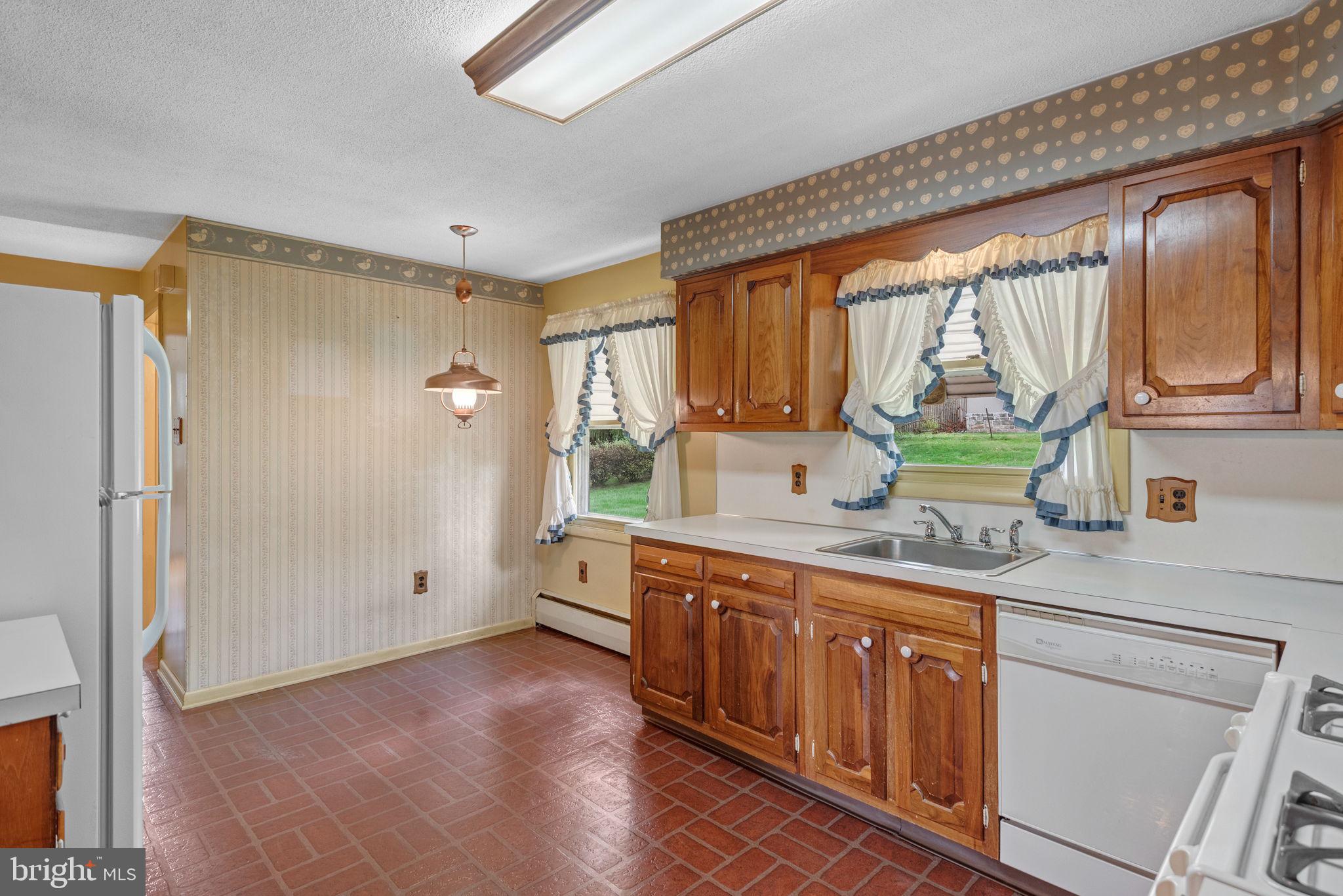 1818 Roxboro Road York, PA 17402 - Photo 13 of 39 a spacious bathroom with a granite countertop sink mirror and a bathtub