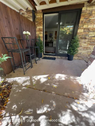 a view of entryway with patio