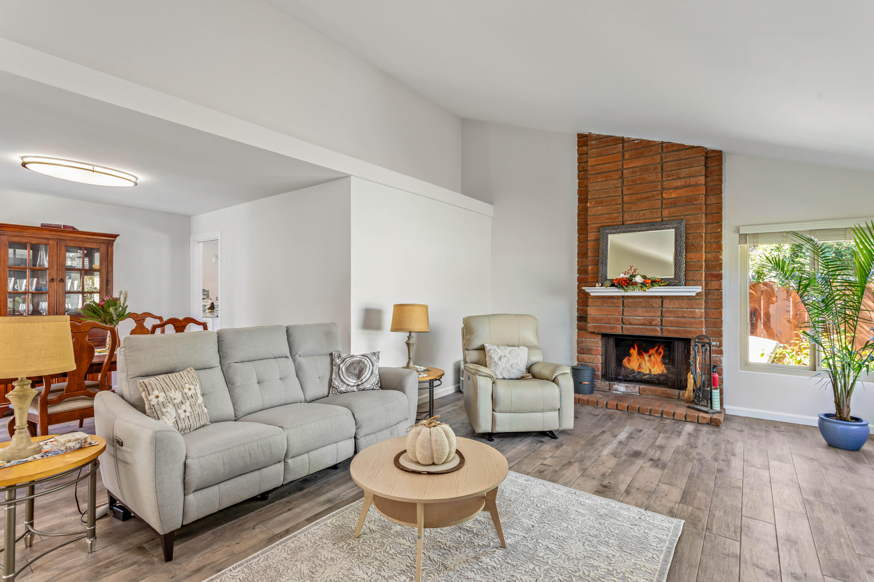 7295 Georgetown Road Goleta, CA 93117 - Photo 4 of 25 Living room