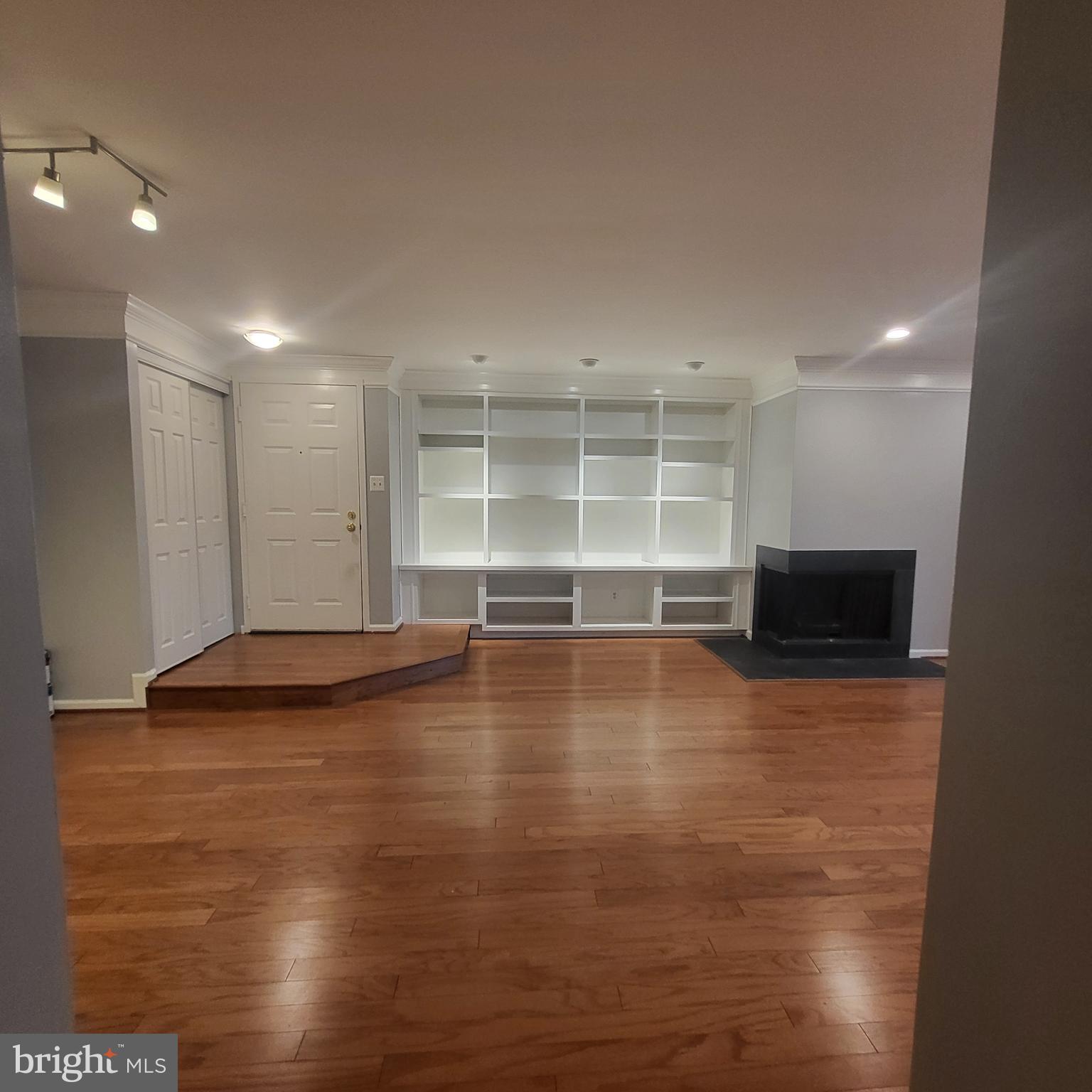 5800 Cove Landing Road, Unit 303 Burke, VA 22015 - Photo 10 of 84 Beautiful built-in shelves