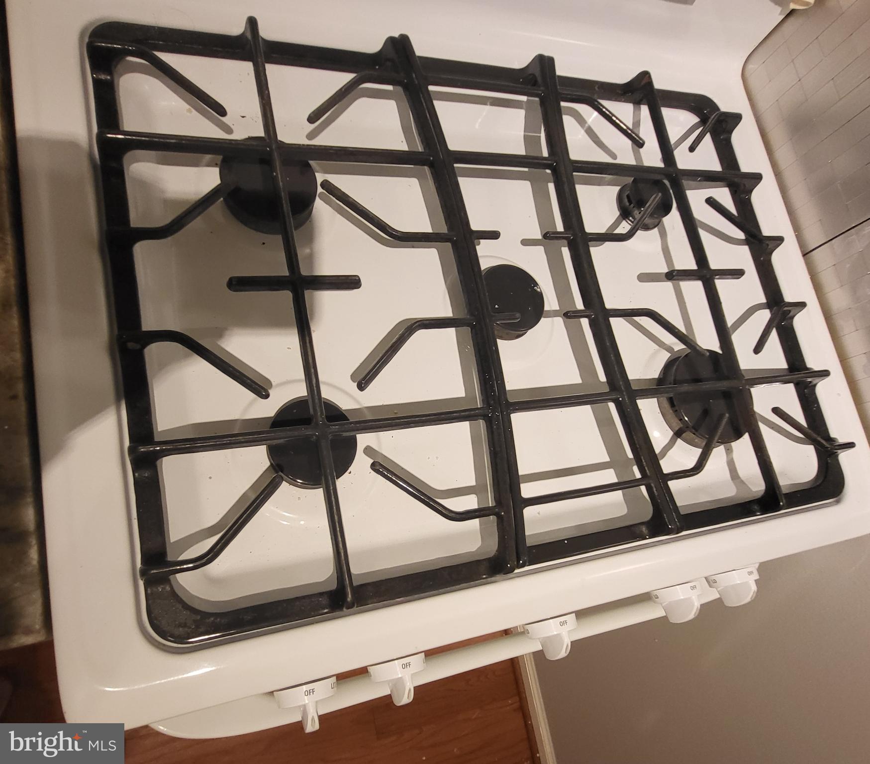 5800 Cove Landing Road, Unit 303 Burke, VA 22015 - Photo 24 of 84 The oven is so clean