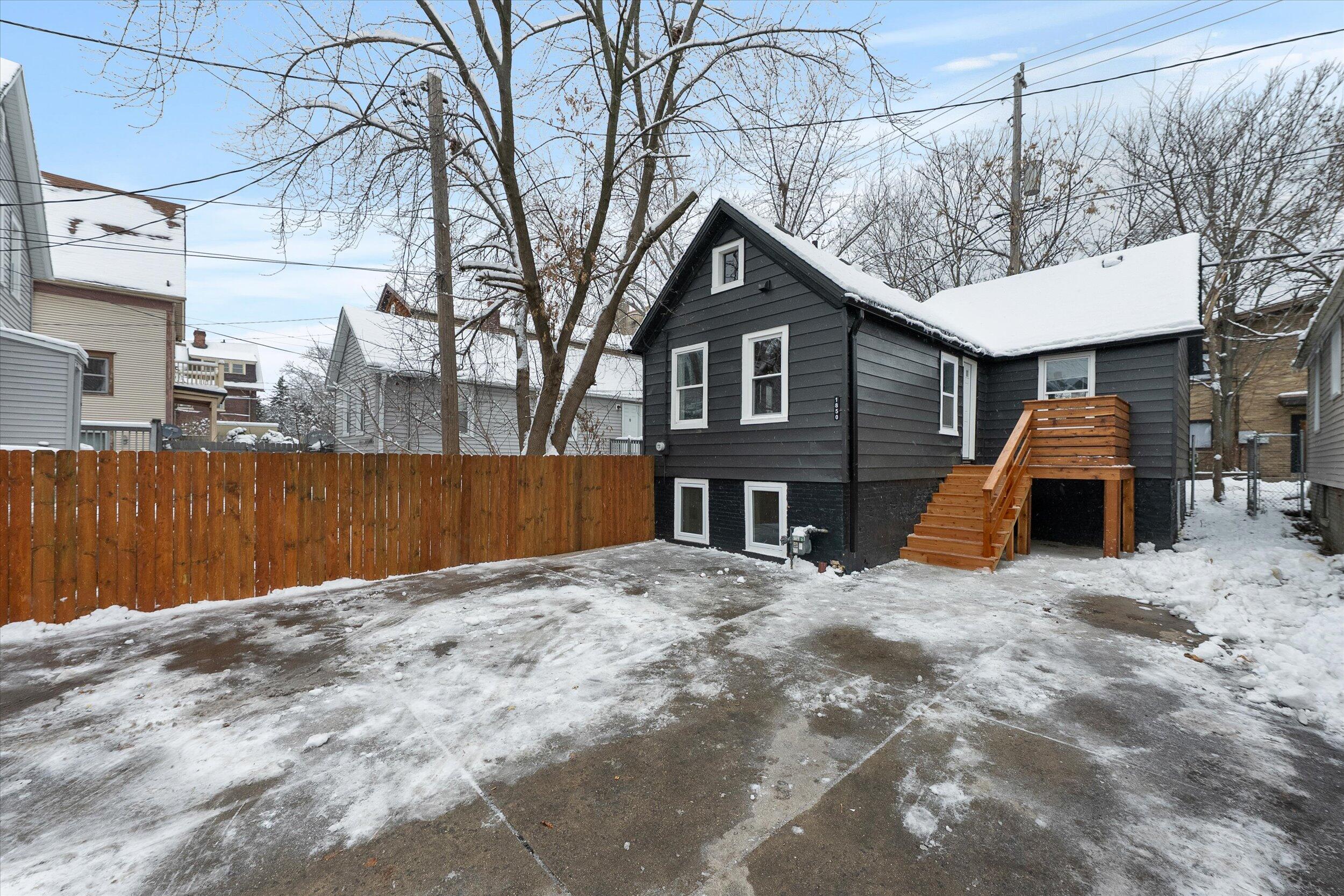 1850 North Warren Avenue Milwaukee, WI 53202 - Photo 5 of 25 Back House and Parking