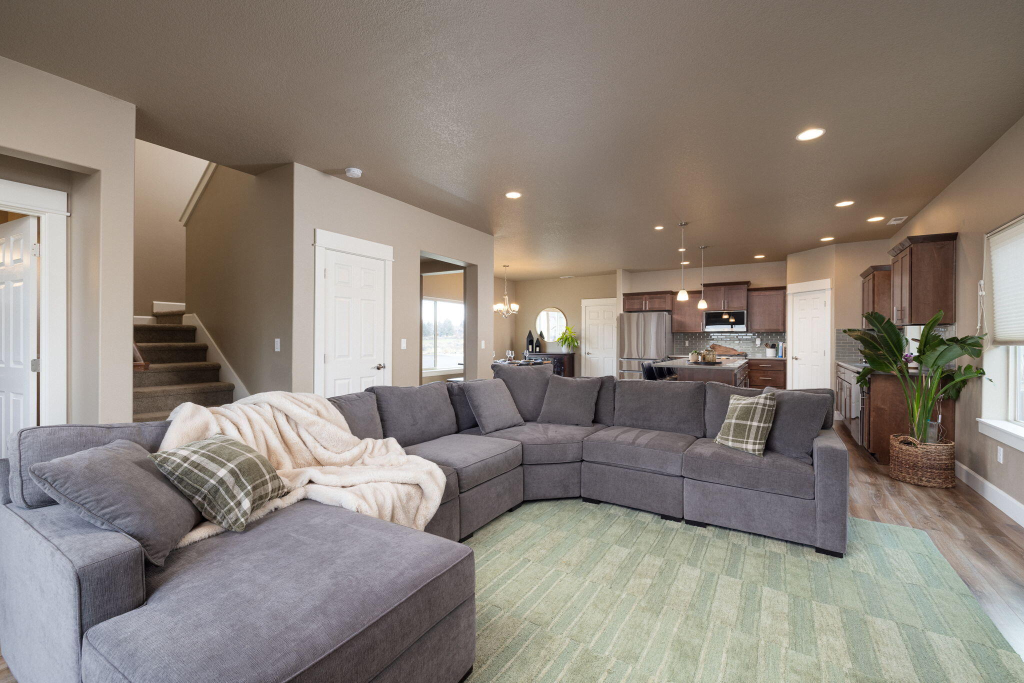 62905 Daniel Road Bend, OR 97701 - Photo 2 of 23 Living Room