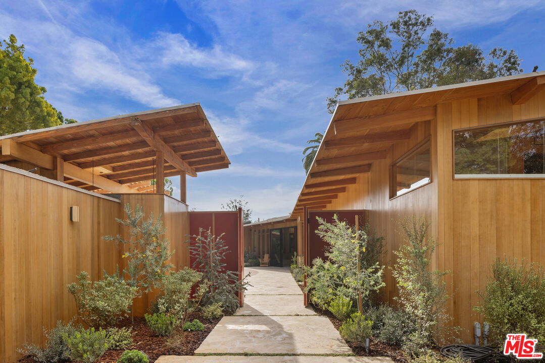 765 North Bonhill Road Los Angeles, CA 90049 - Photo 1 of 2 a backyard of a house