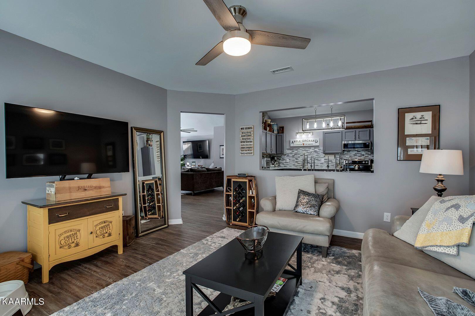 930 Spring Park Road Knoxville, TN 37914 - Photo 13 of 21 Bonus and living room