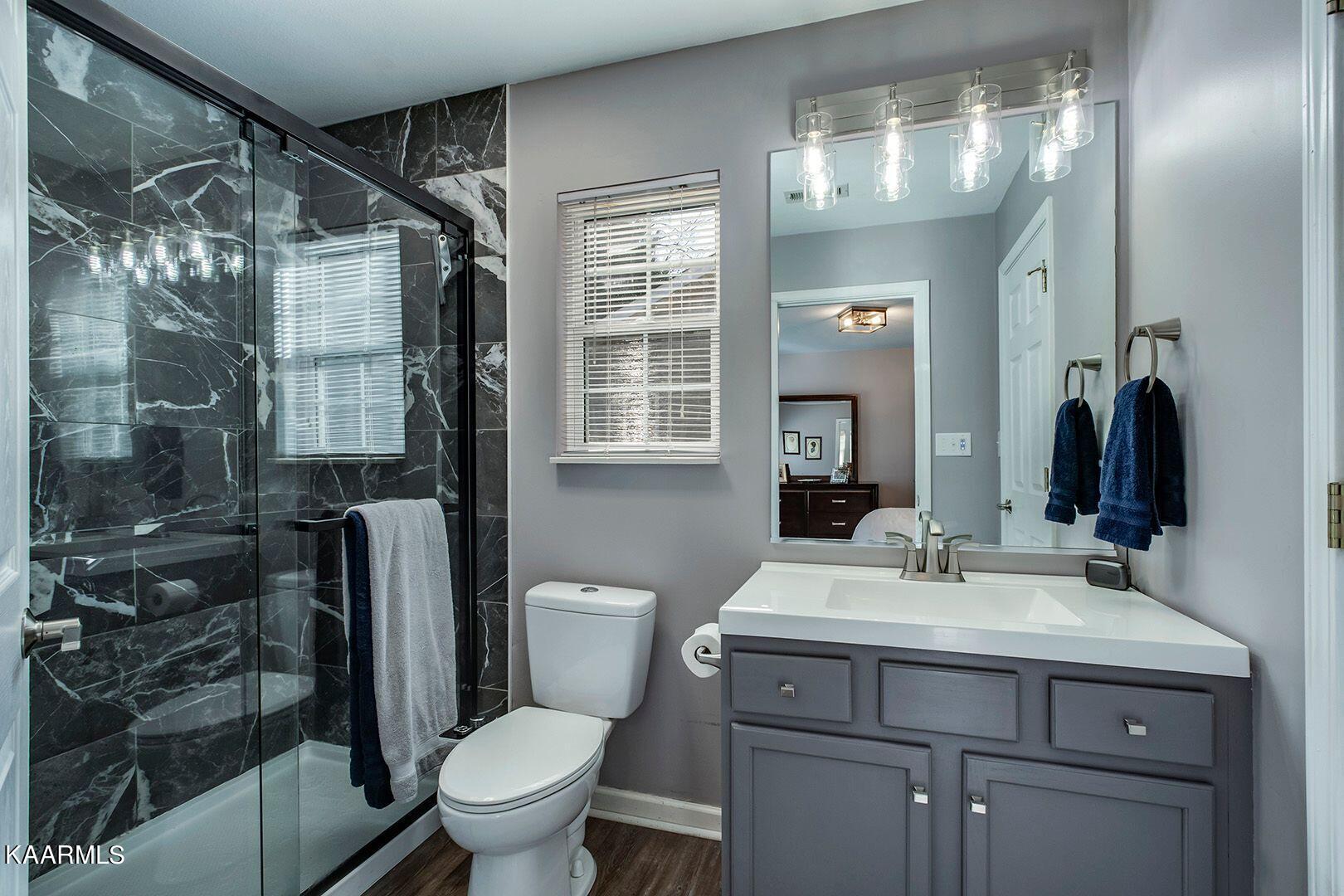 930 Spring Park Road Knoxville, TN 37914 - Photo 16 of 21 Master bathroom