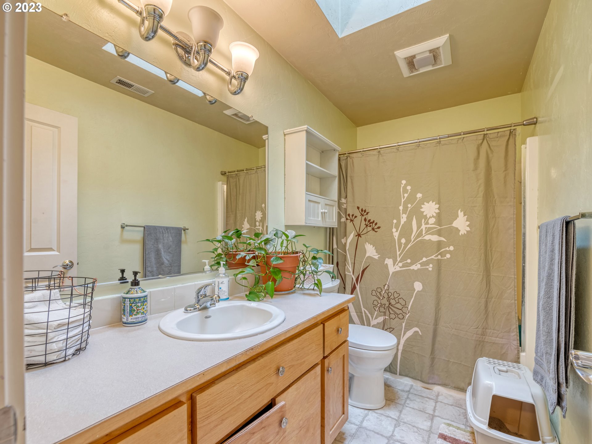 266 South 67th Court Springfield, OR 97478 - Photo 17 of 27 Bathroom